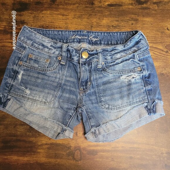 American Eagle Cuffed Denim Shorts Sz 2 Low Rise Medium Light Wash Country Girl - Picture 1 of 10